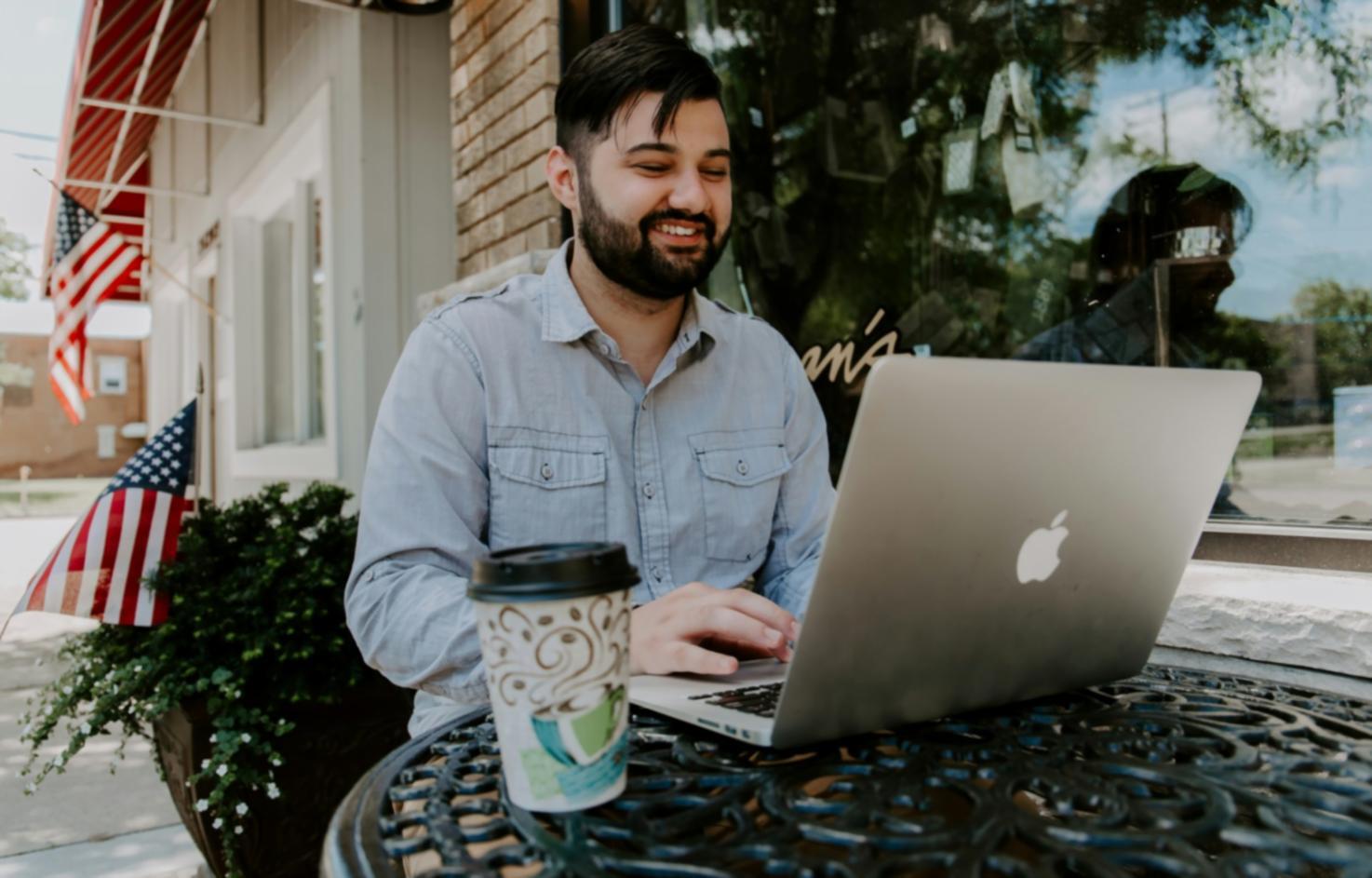 Lernende bei der Keyword-Arbeit am Bildschirm